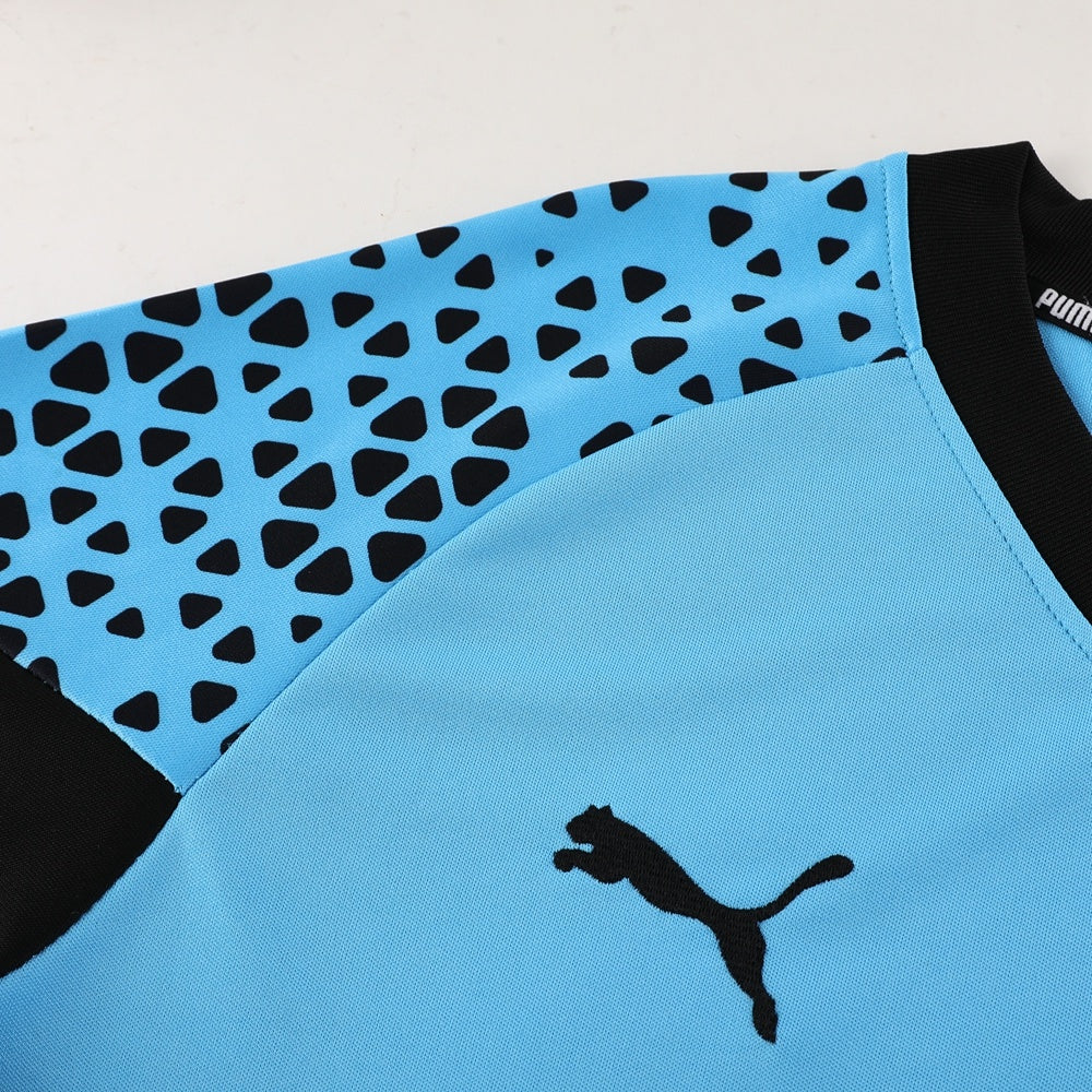 Completo con pantaloncini dettagli fantasy azzurro