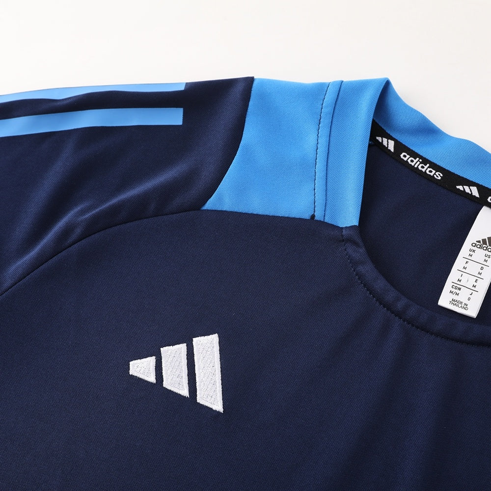 Completo con pantaloncini bicolor fascia blu