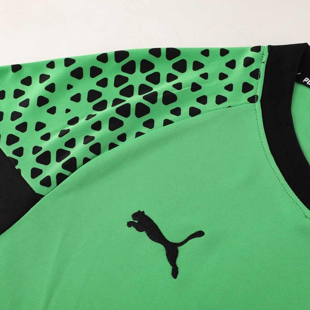 Completo con pantaloni lunghi dettagli fantasy verde