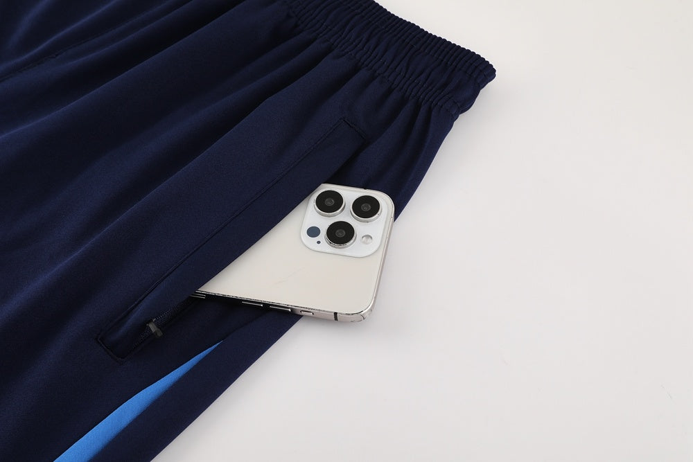 Completo con pantaloncini bicolor azzurro e blu