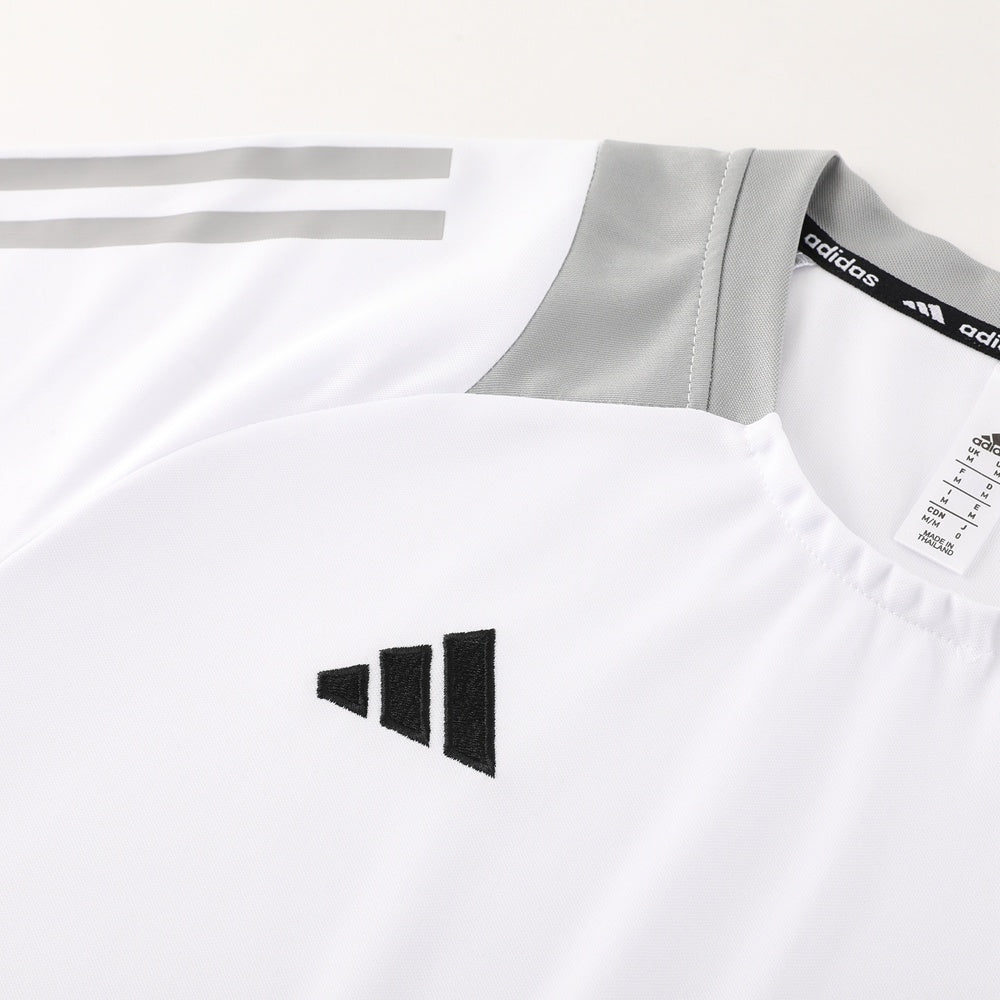 Completo con pantaloncini bicolor fascia bianco e nero