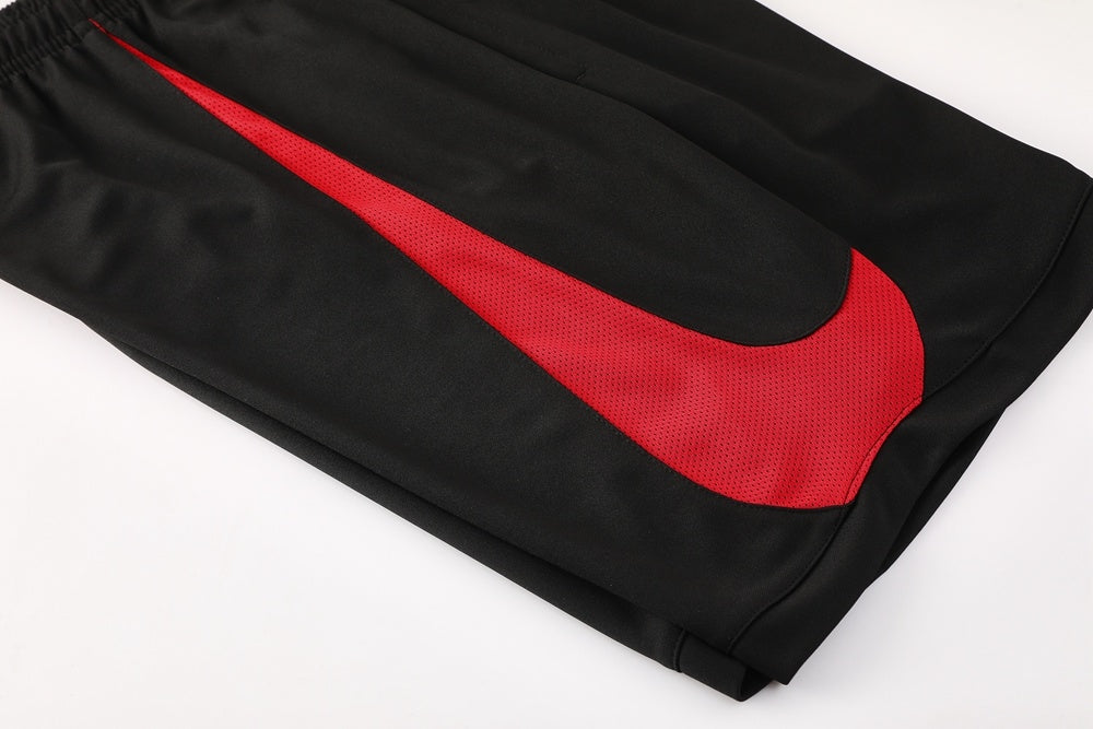 Completo con pantaloncini logo grande rosso