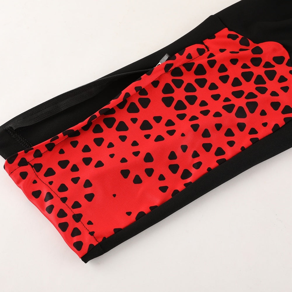 Completo con pantaloni lunghi dettagli fantasy rosso