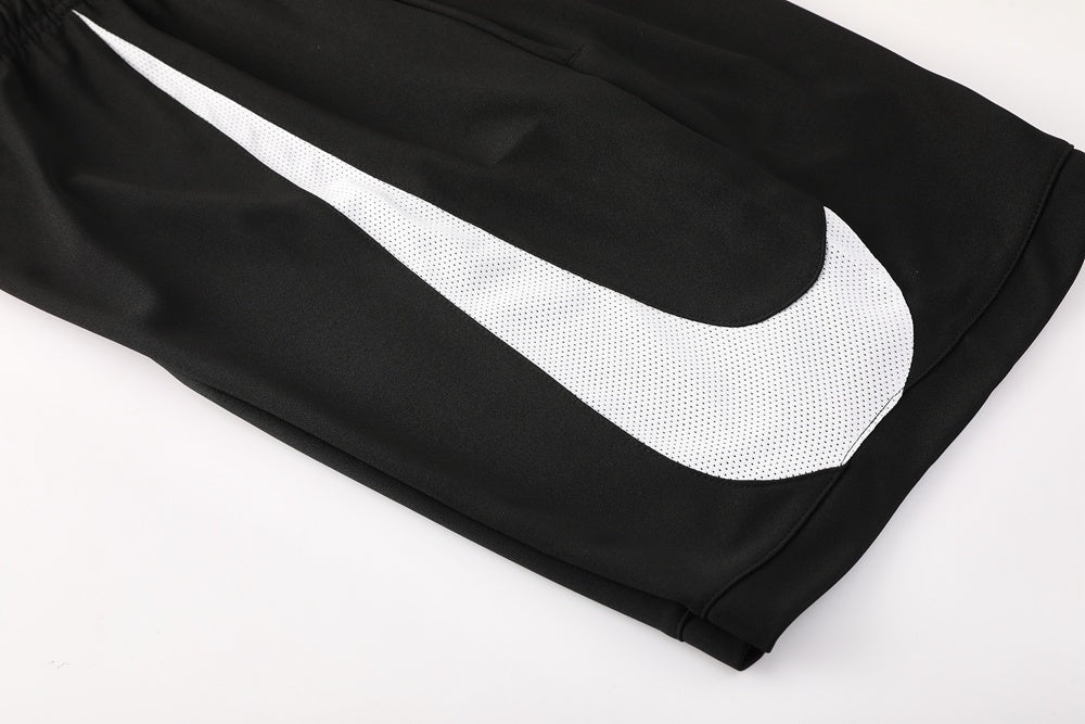 Completo con pantaloncini logo grande bianco