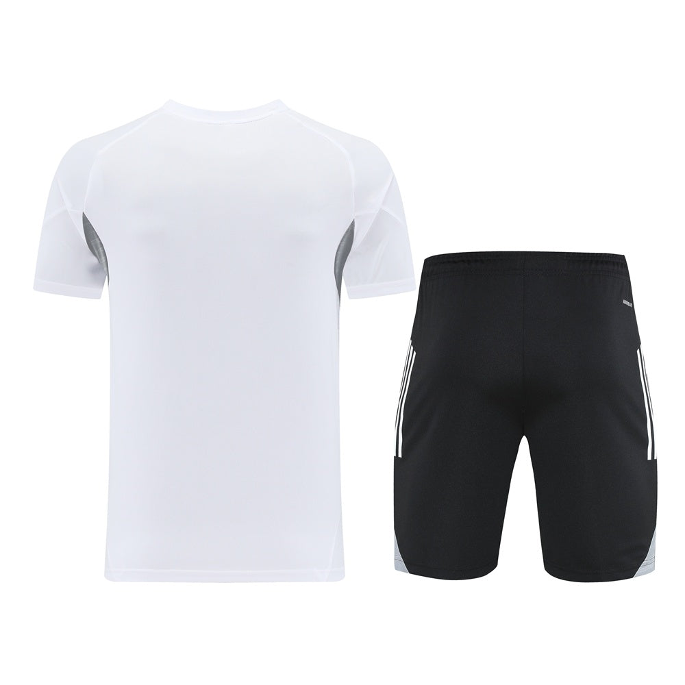 Completo con pantaloncini righe spalle bianco
