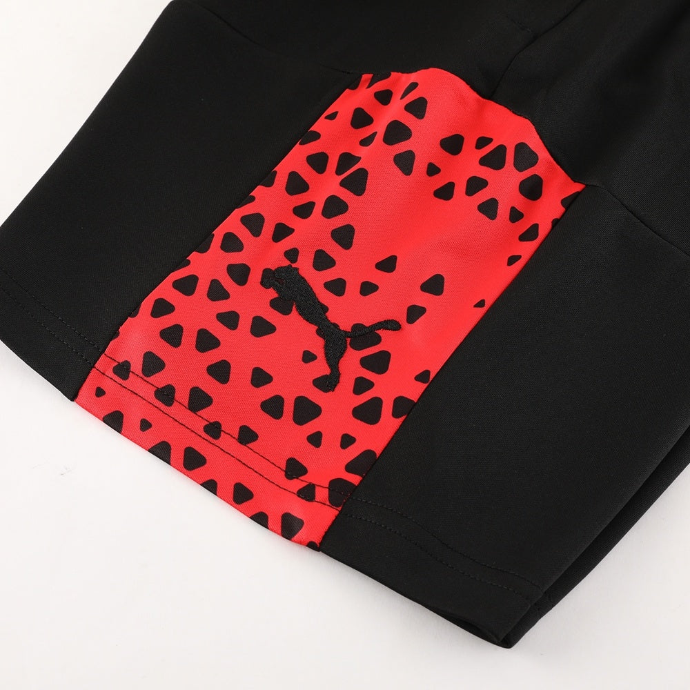 Completo con pantaloncini dettagli fantasy rosso