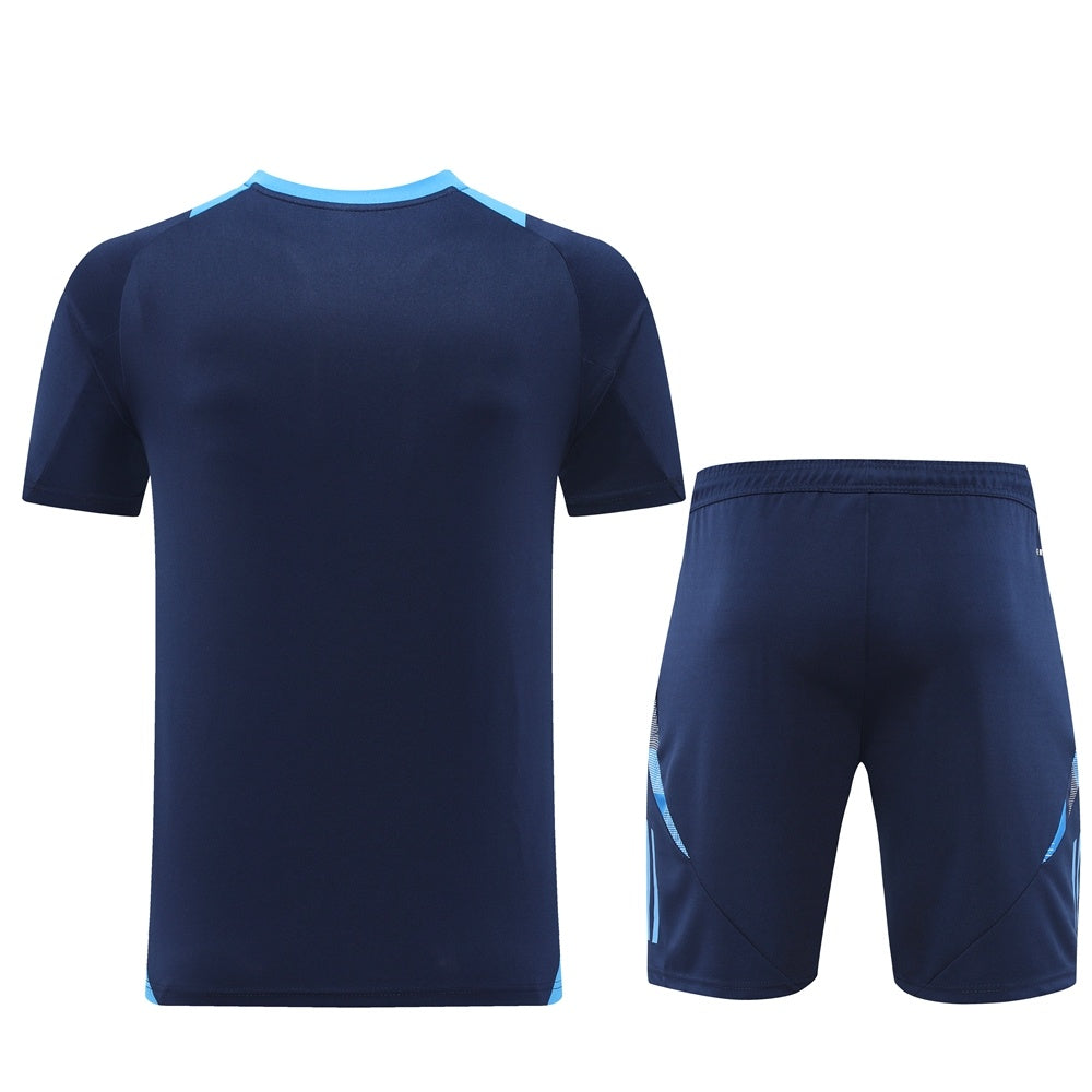 Completo con pantaloncini bicolor fascia blu