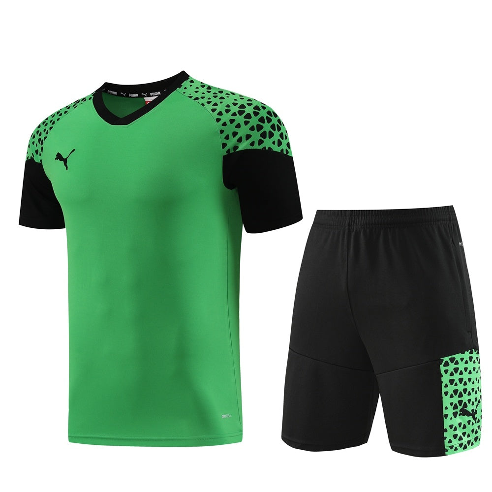 Completo con pantaloncini dettagli fantasy verde