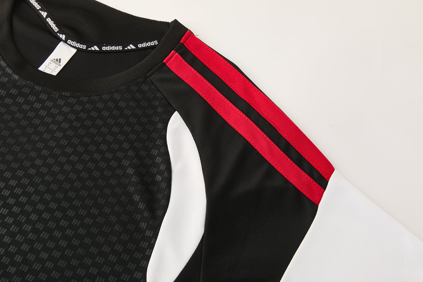 Completo con pantaloncini maniche color nero