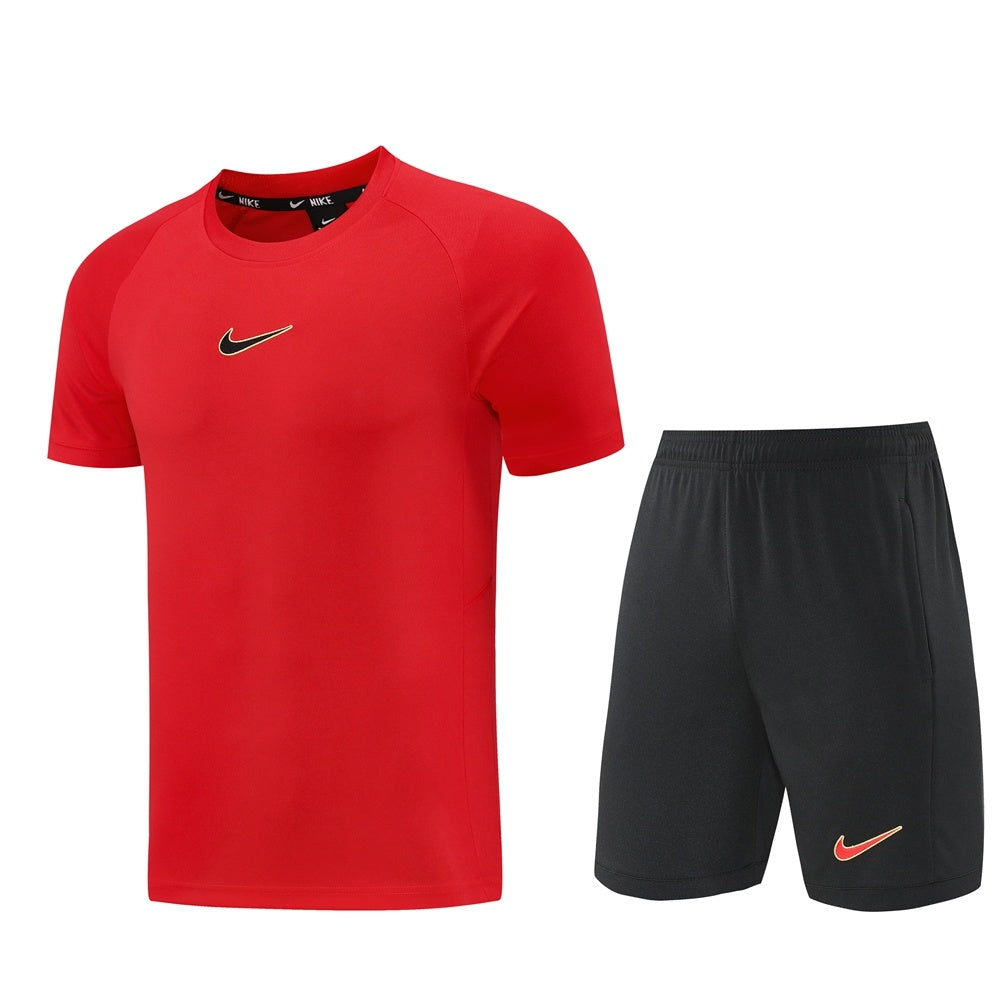 Completo con pantaloncini logo grande rosso