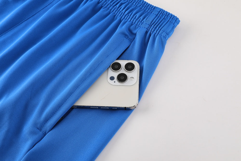 Completo con pantaloncini logo grande azzurro