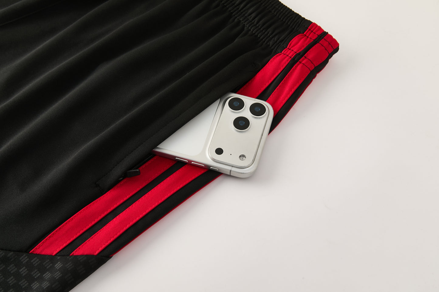Completo con pantaloncini maniche color nero