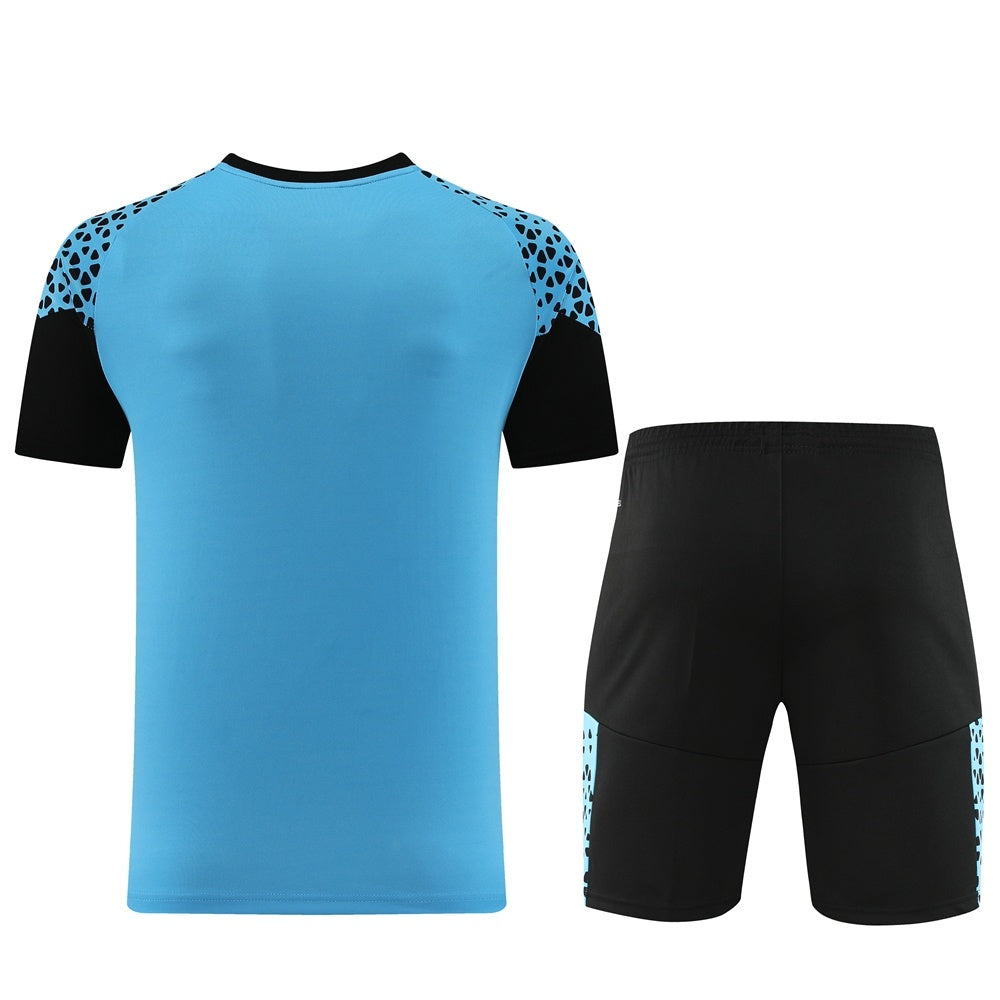 Completo con pantaloncini dettagli fantasy azzurro