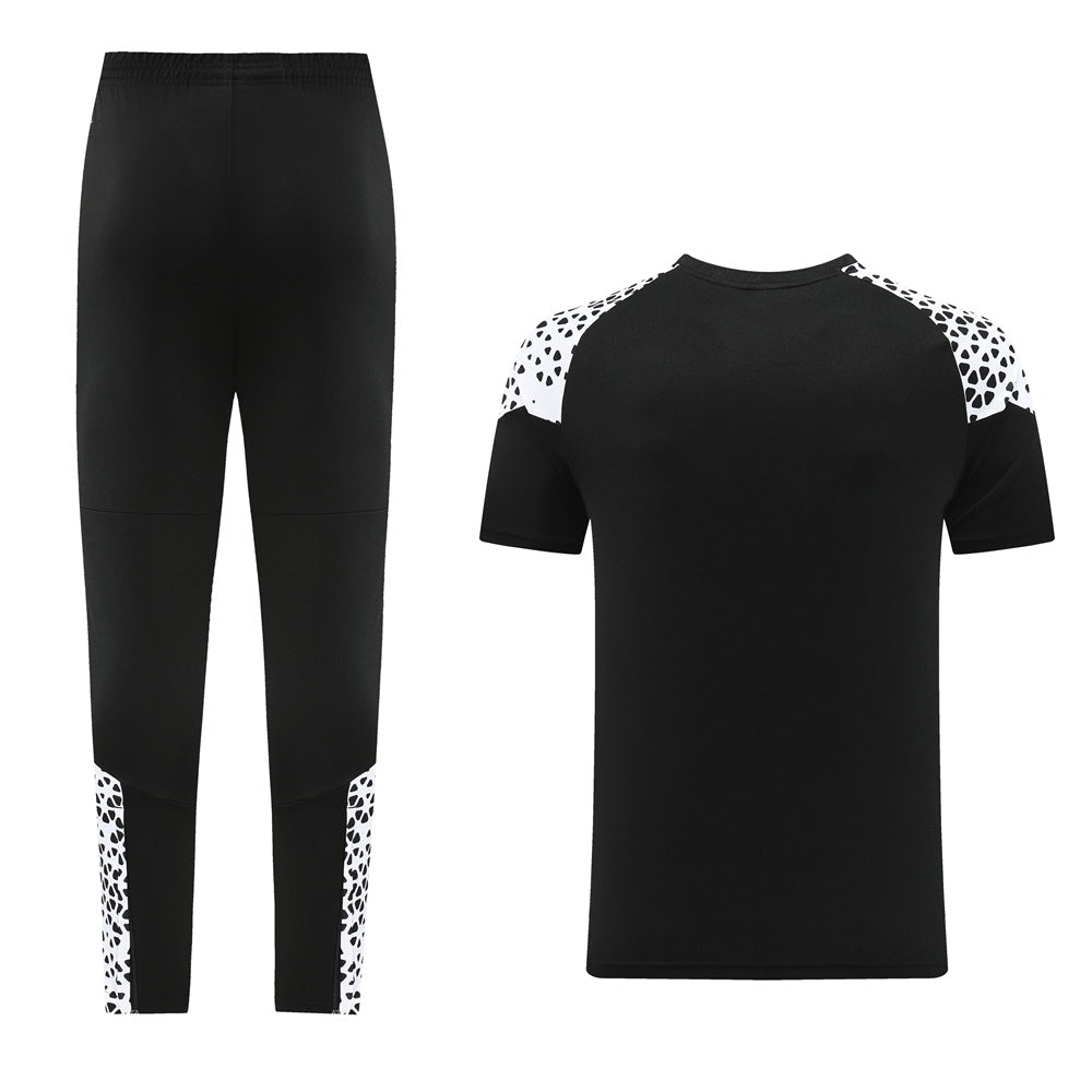Completo con pantaloni lunghi dettagli fantasy nero