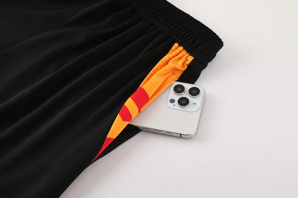 Completo con pantaloncini bicolor fascia rosso e nero