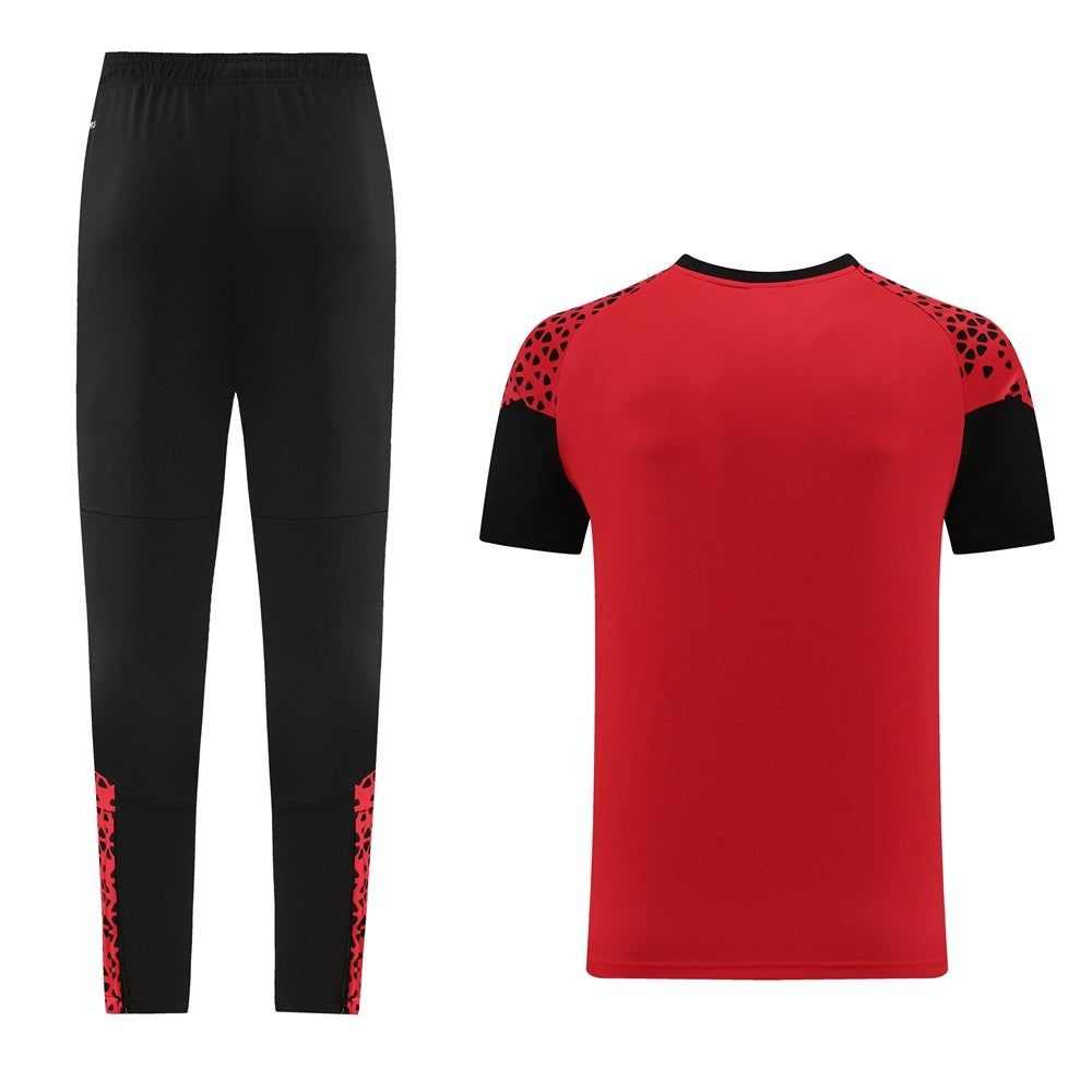 Completo con pantaloni lunghi dettagli fantasy rosso