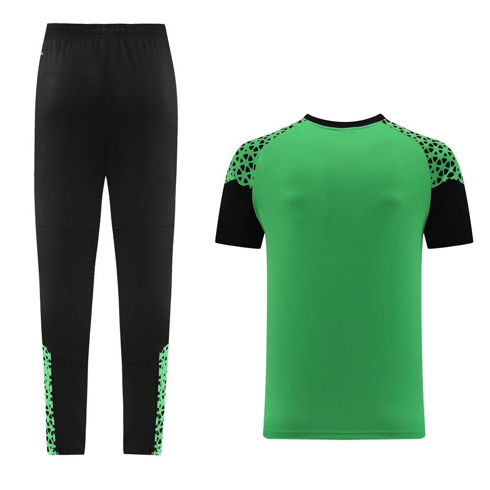 Completo con pantaloni lunghi dettagli fantasy verde