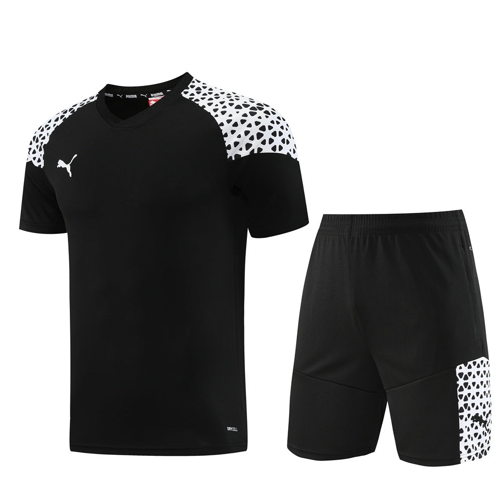 Completo con pantaloncini dettagli fantasy nero