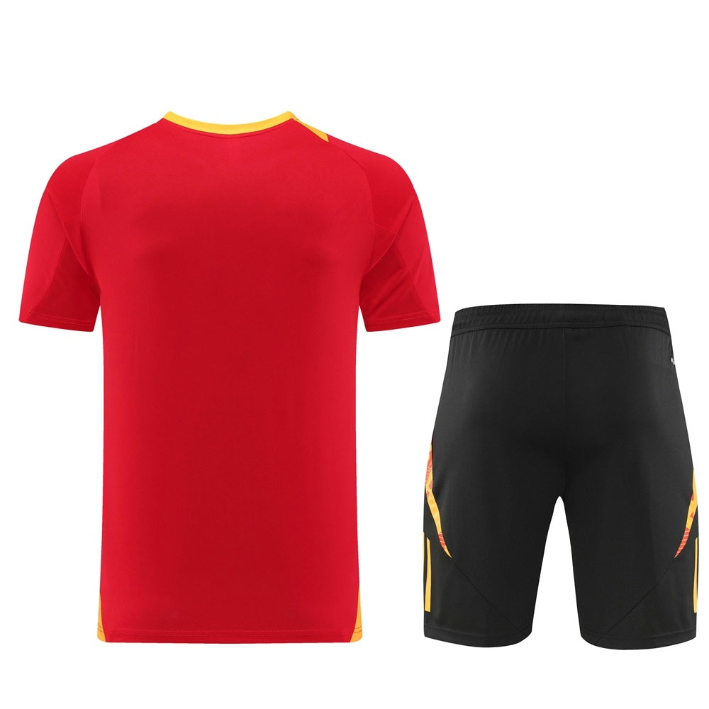 Completo con pantaloncini bicolor fascia rosso e nero