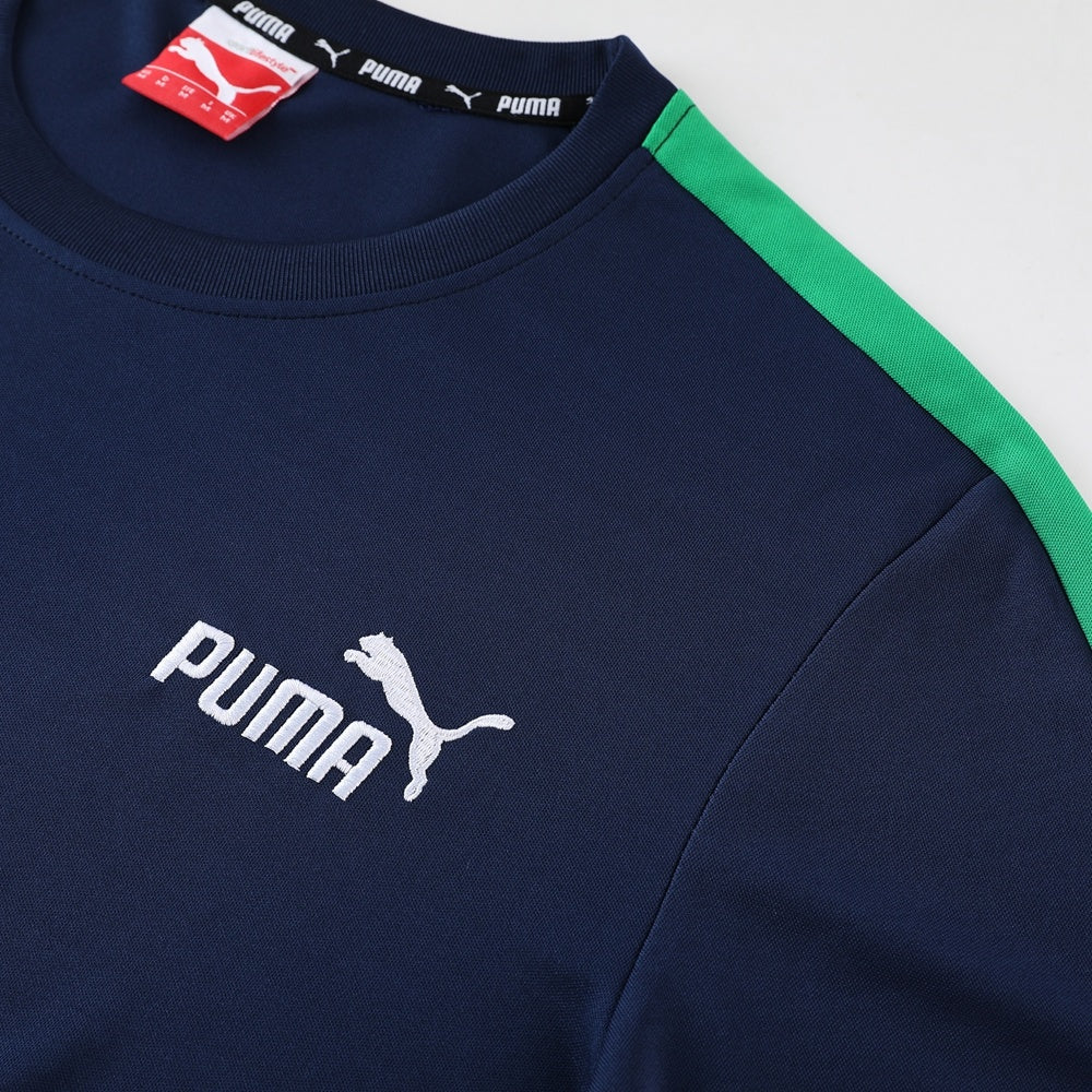 Completo con pantaloncini blu fascia verde