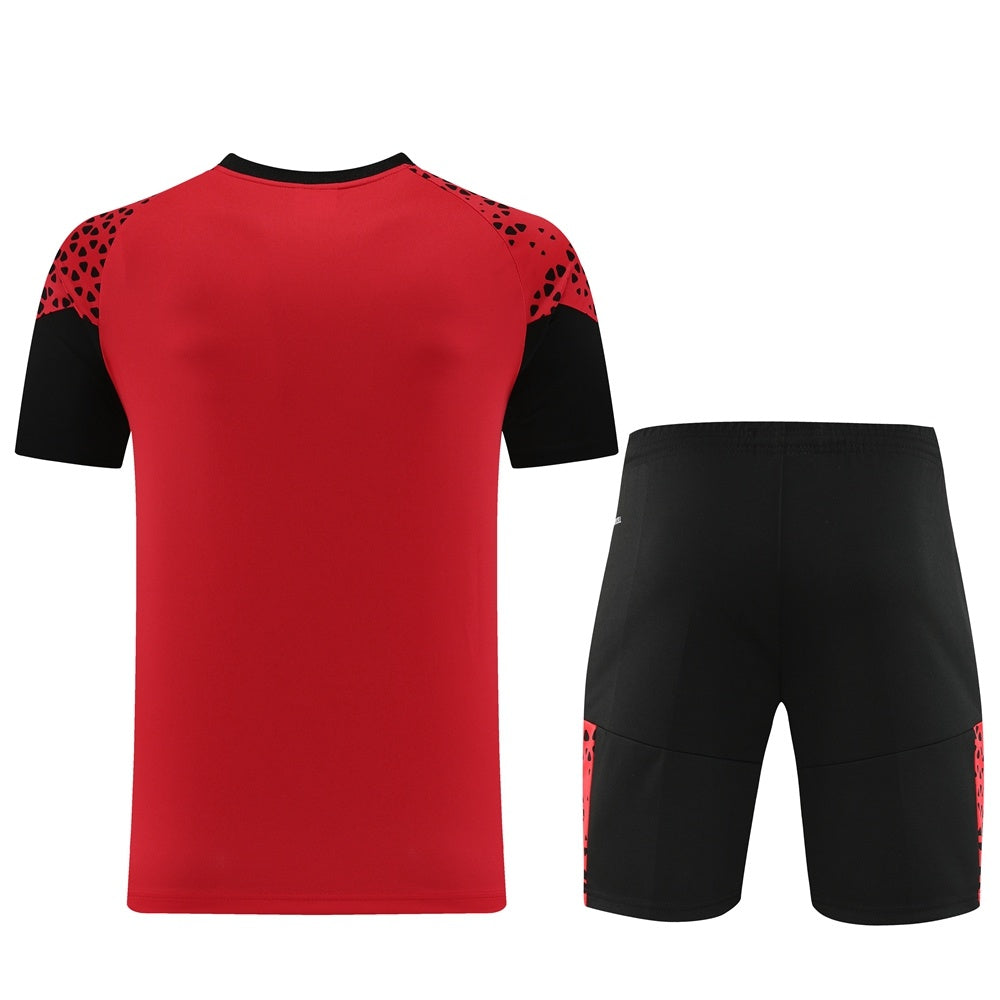 Completo con pantaloncini dettagli fantasy rosso