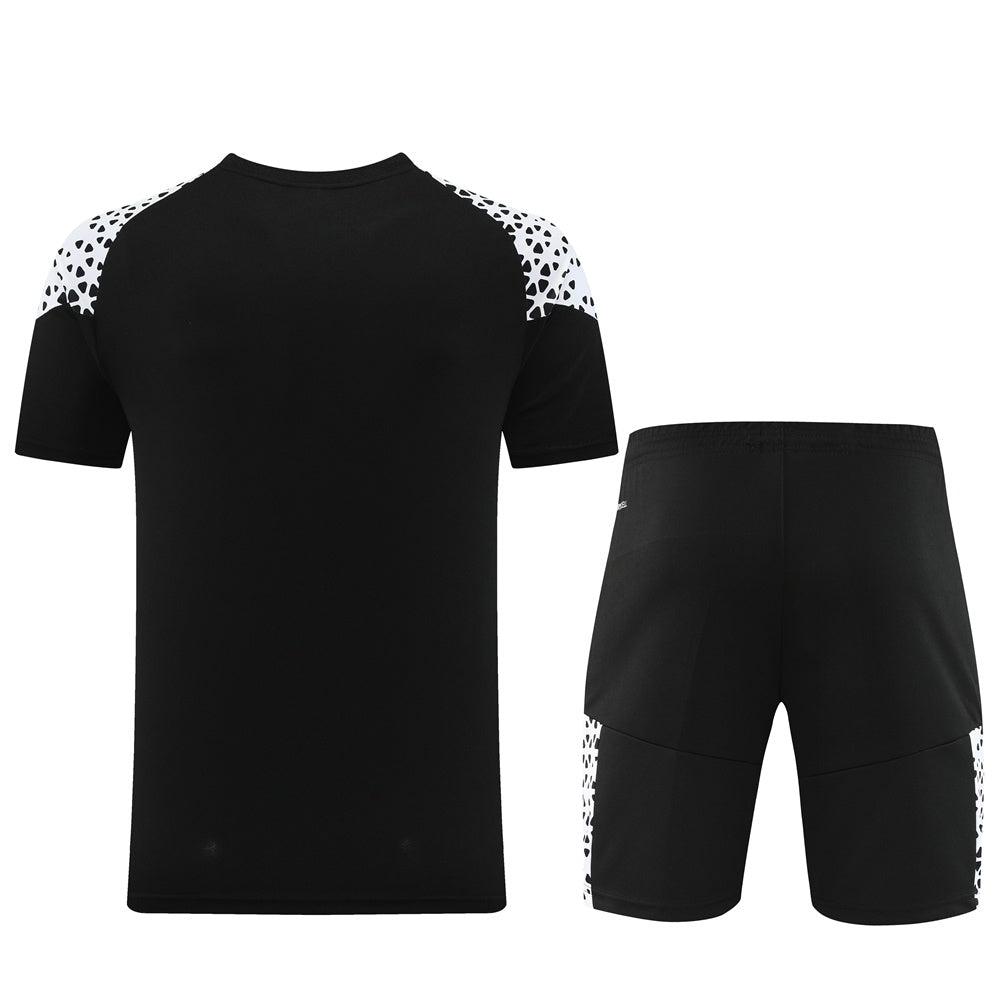 Completo con pantaloncini dettagli fantasy nero