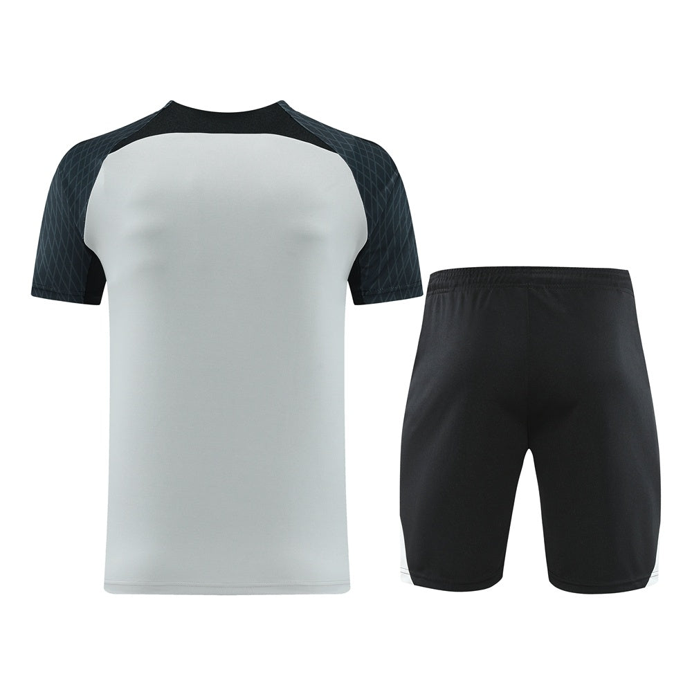 Completo con pantaloncini bicolor grigio e nero