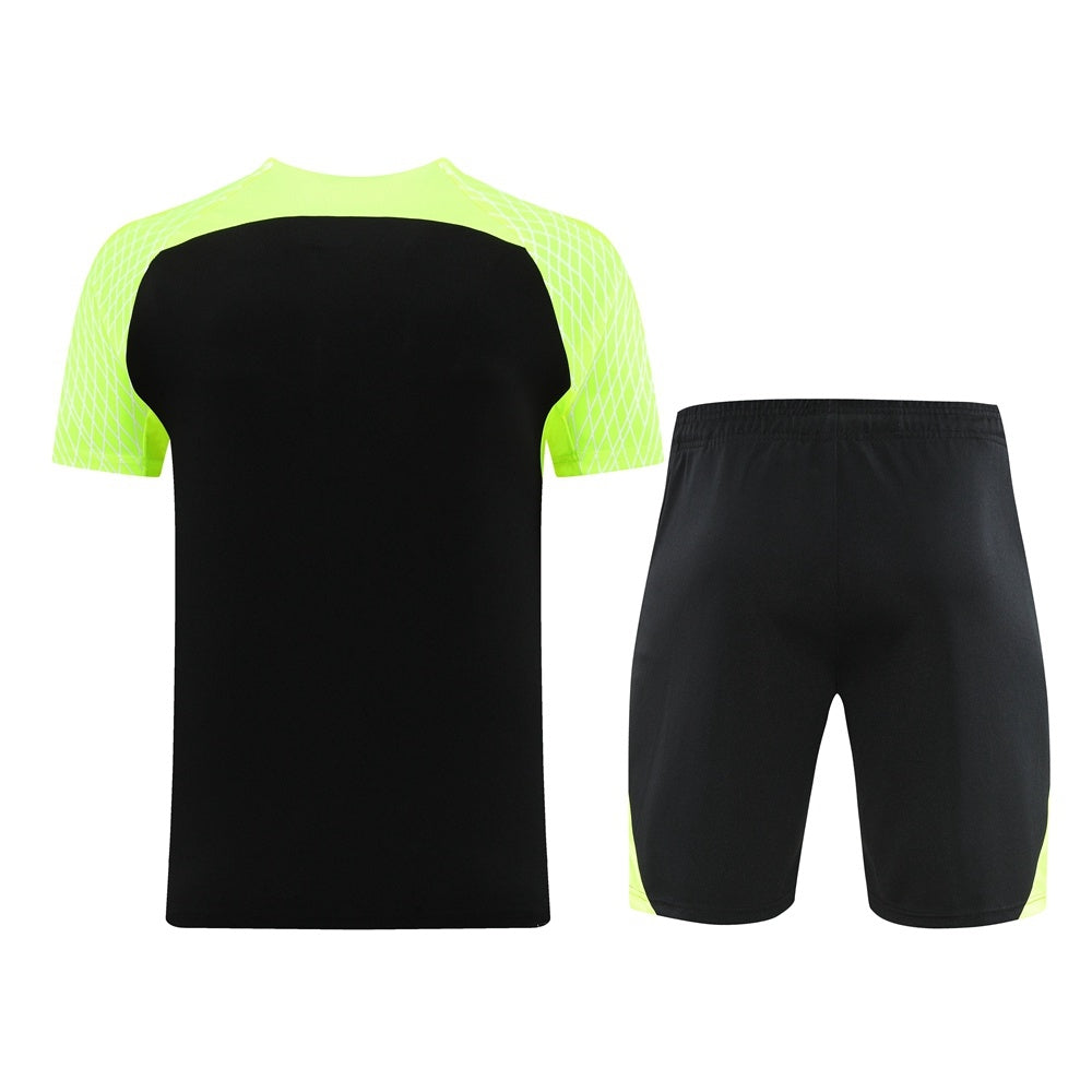 Completo con pantaloncini bicolor nero e giallo
