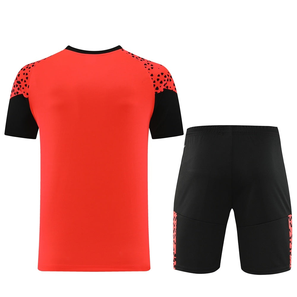 Completo con pantaloncini dettagli fantasy arancione