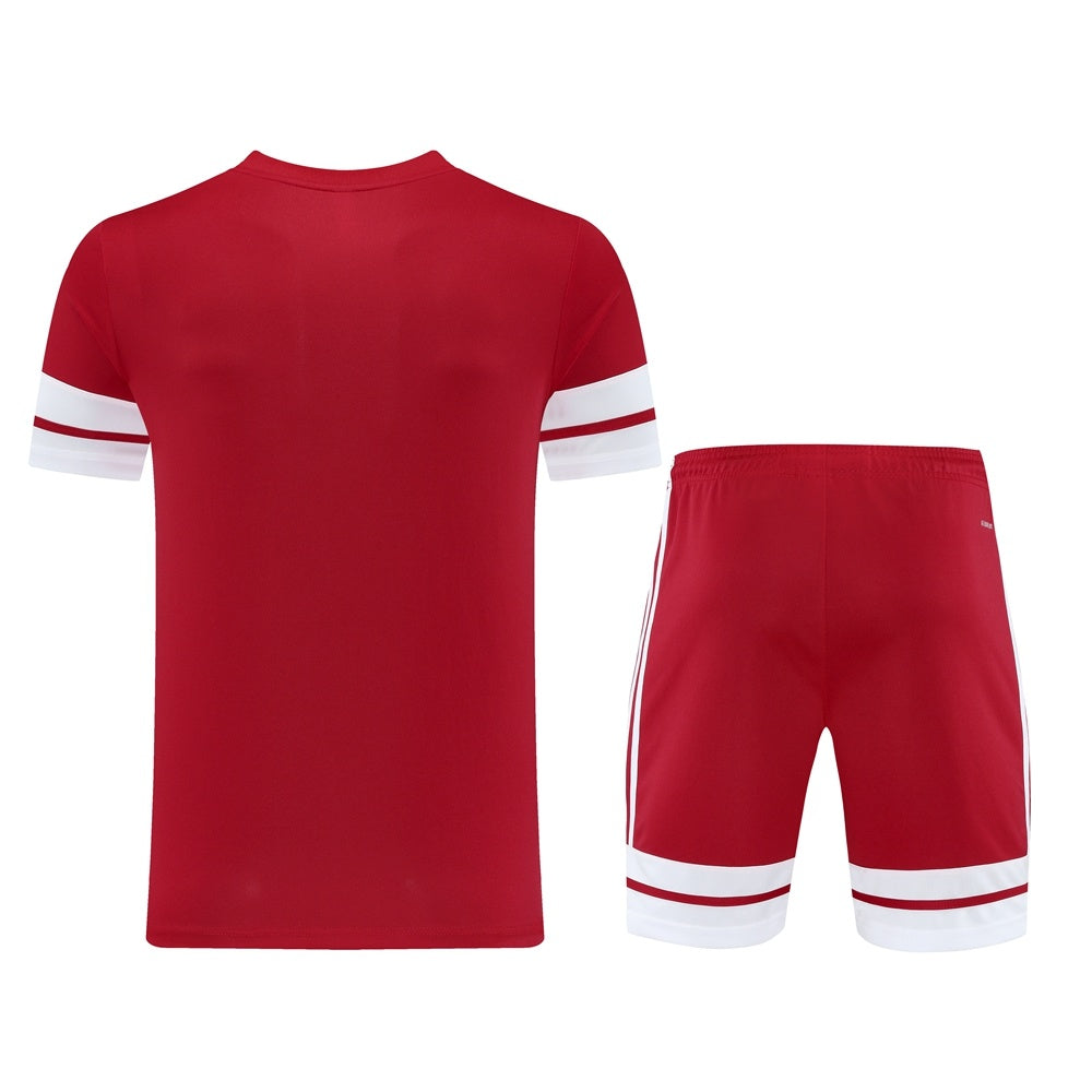 Completo con pantaloncini doppia riga rosso