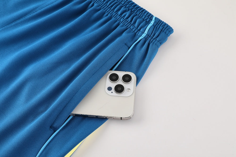 Completo con pantaloncini righe spalle azzurro