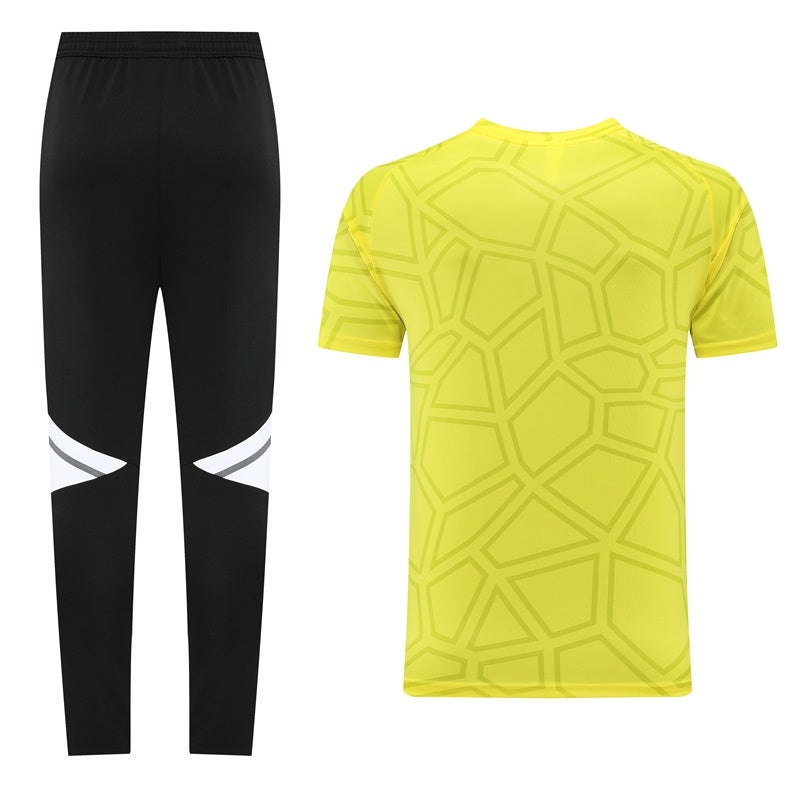Completo con pantaloni lunghi fantasy giallo