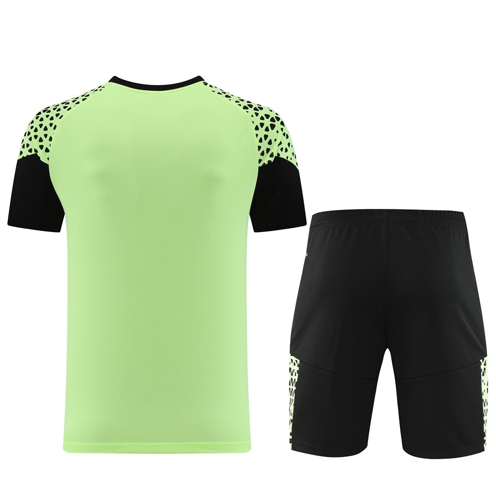 Completo con pantaloncini dettagli fantasy verde chiaro
