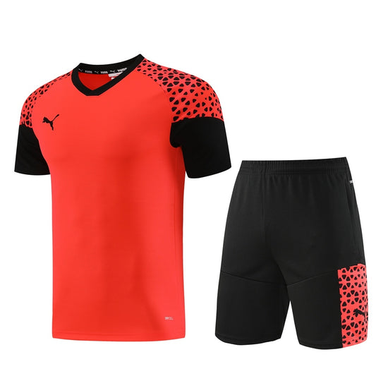 Completo con pantaloncini dettagli fantasy arancione