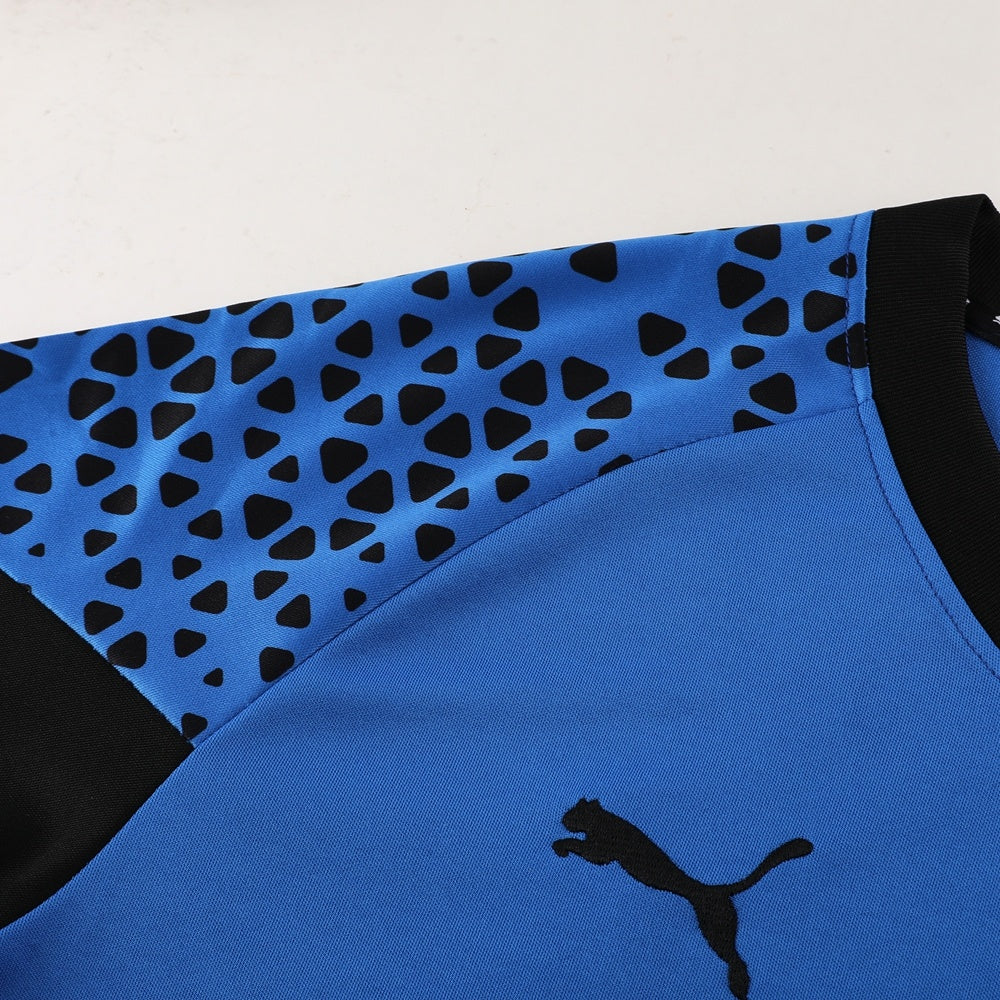 Completo con pantaloncini dettagli fantasy blu