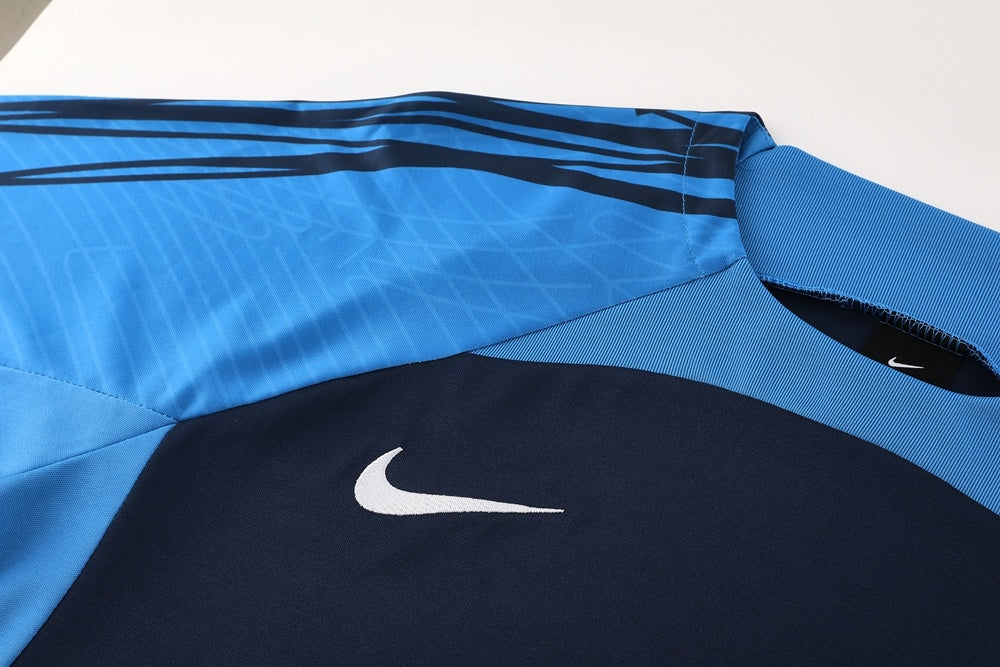 Completo con pantaloncini bicolor blu e azzurro