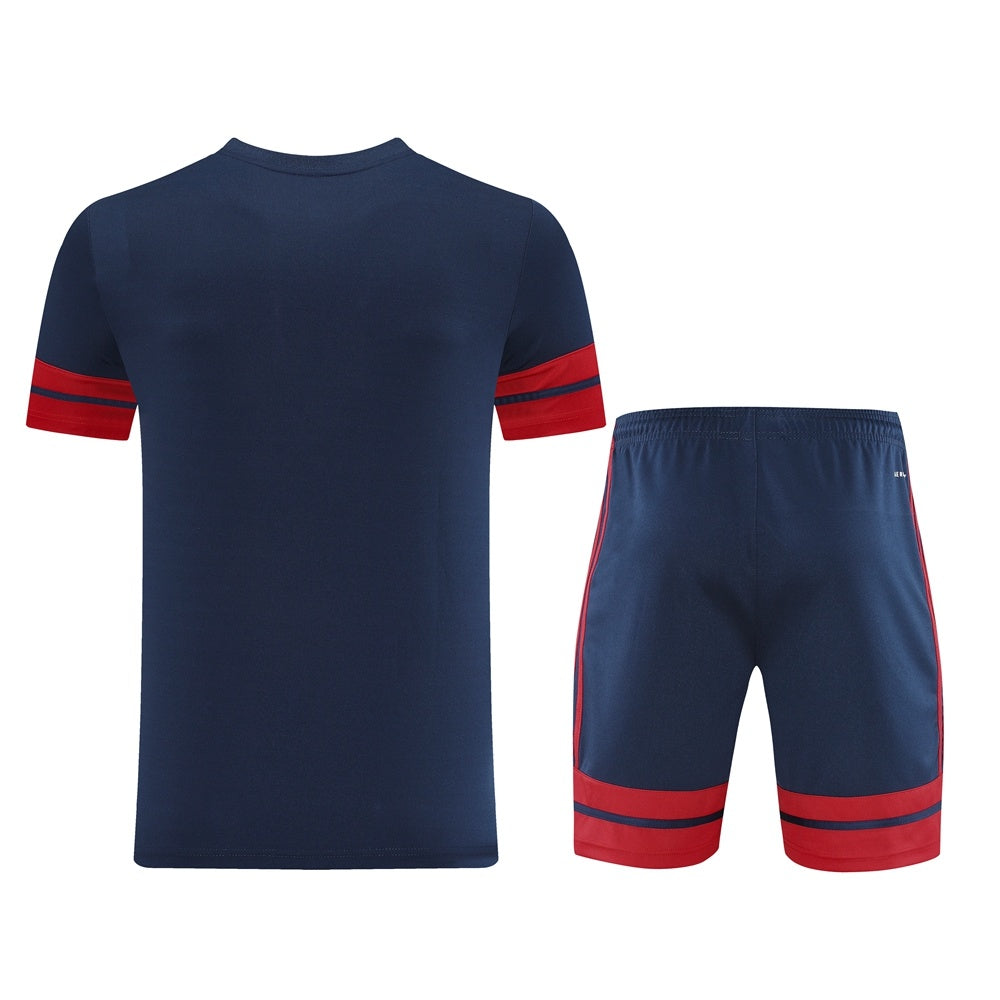 Completo con pantaloncini doppia riga blu