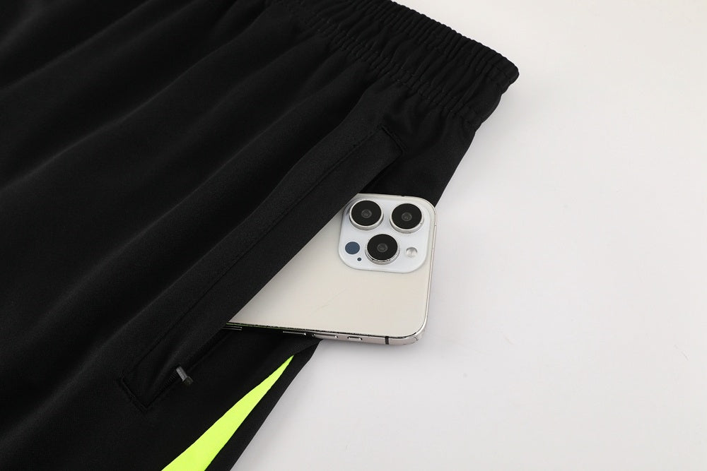 Completo con pantaloncini bicolor nero e giallo