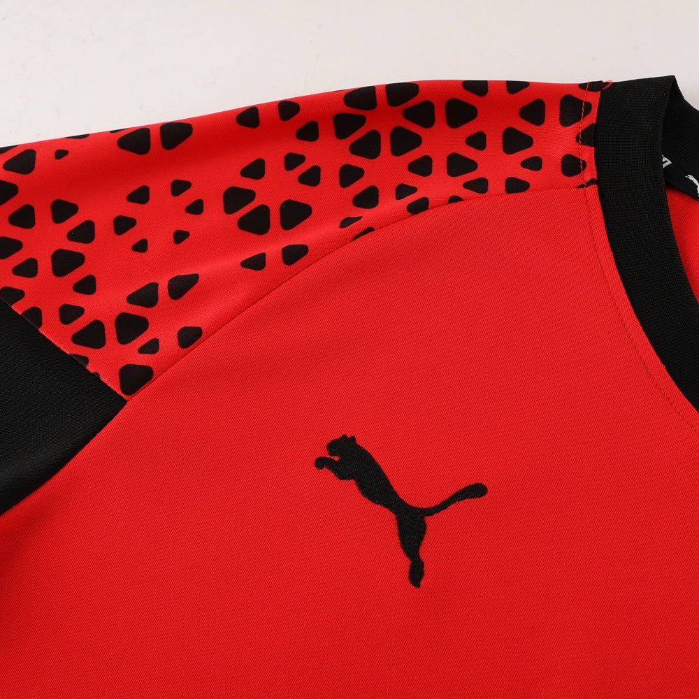 Completo con pantaloncini dettagli fantasy rosso