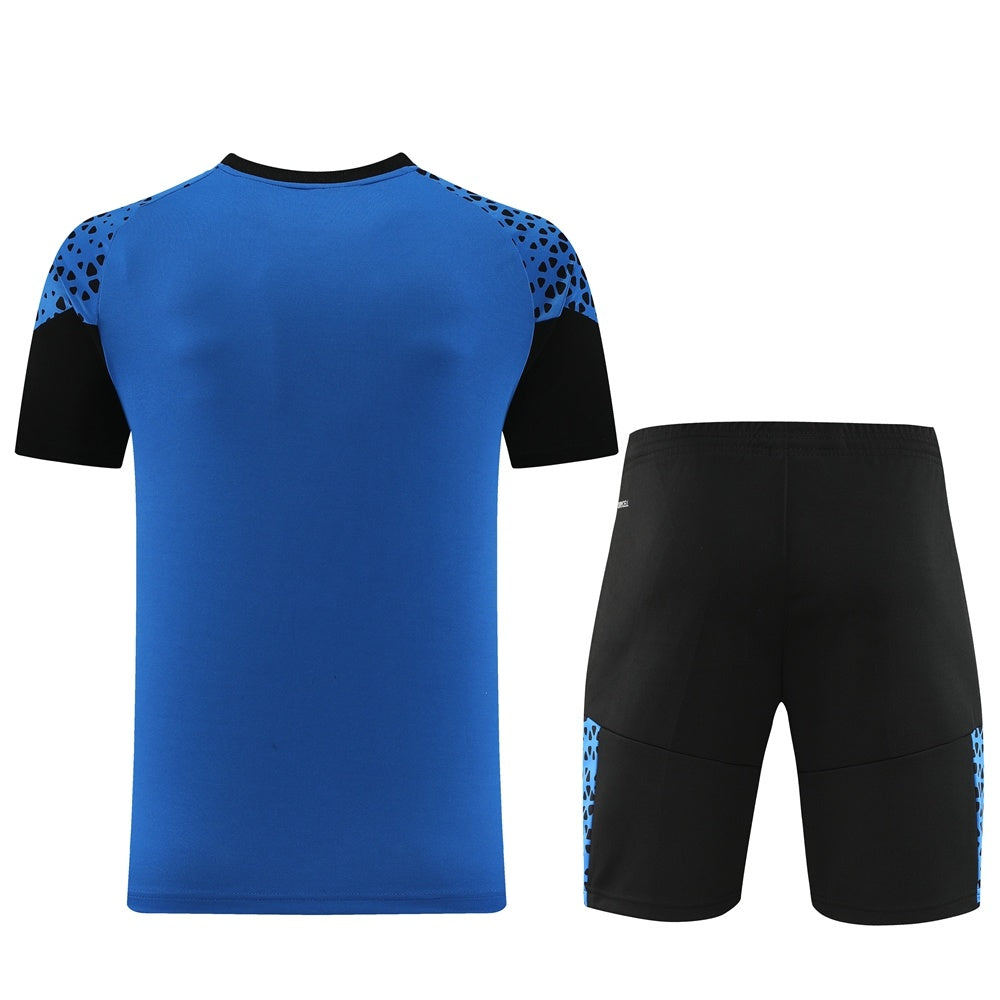 Completo con pantaloncini dettagli fantasy blu