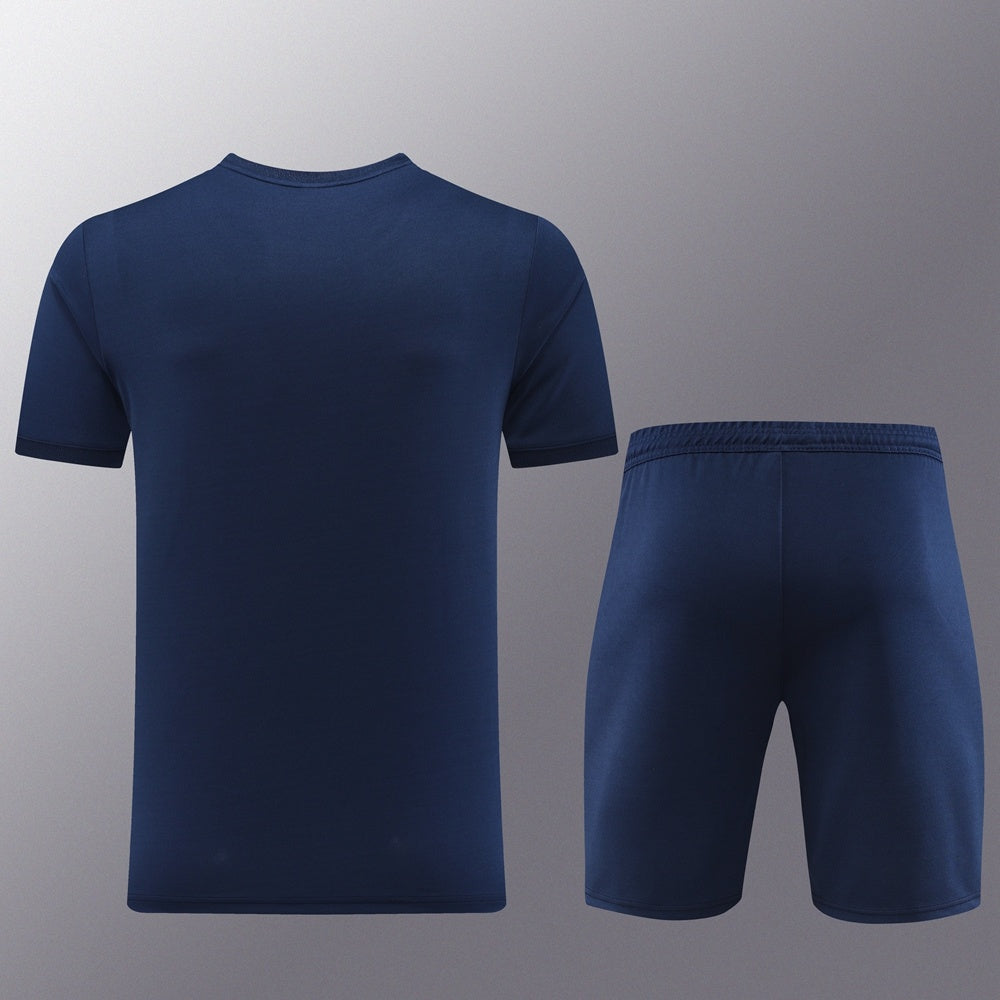 Completo con pantaloncini blu fascia verde