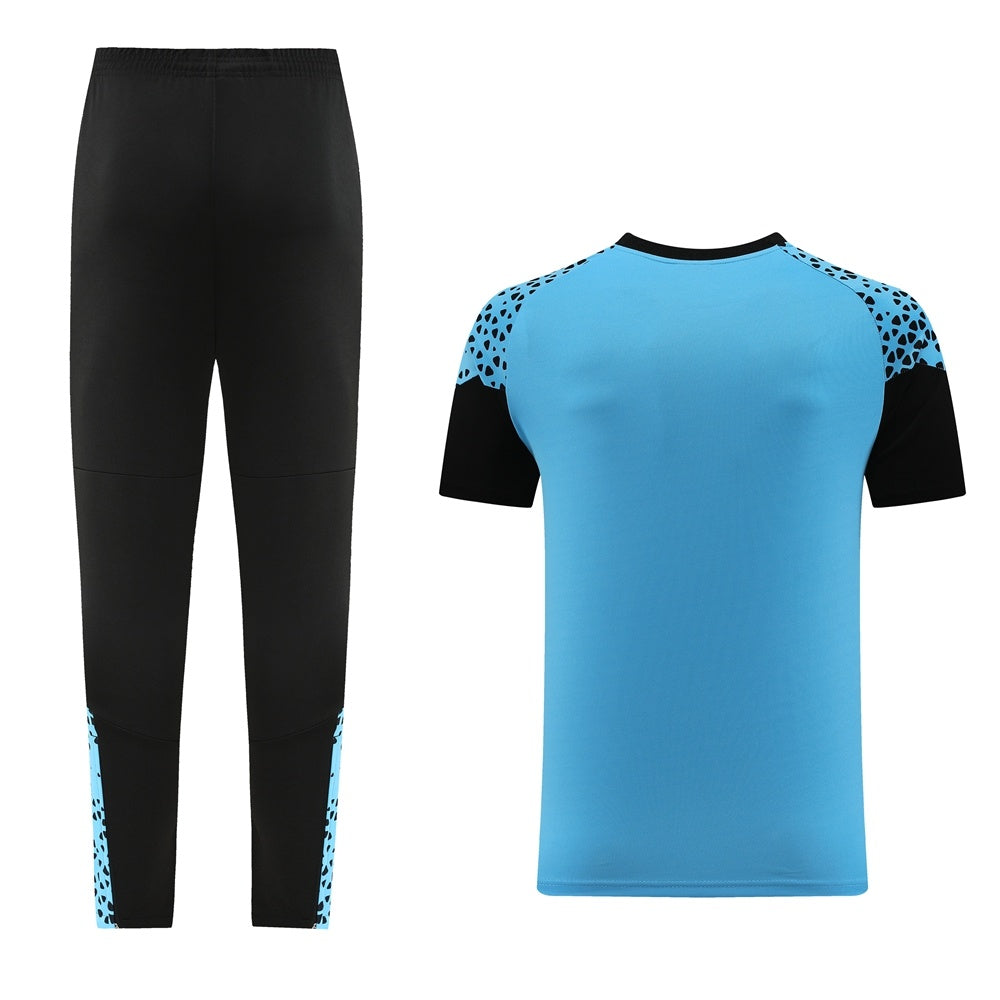 Completo con pantaloni lunghi dettagli fantasy azzurro