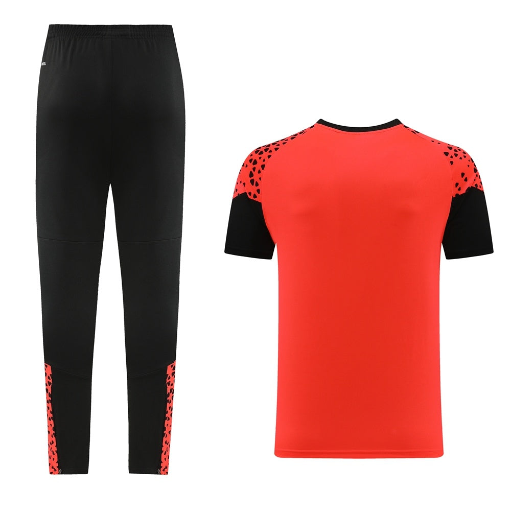 Completo con pantaloni lunghi dettagli fantasy arancione