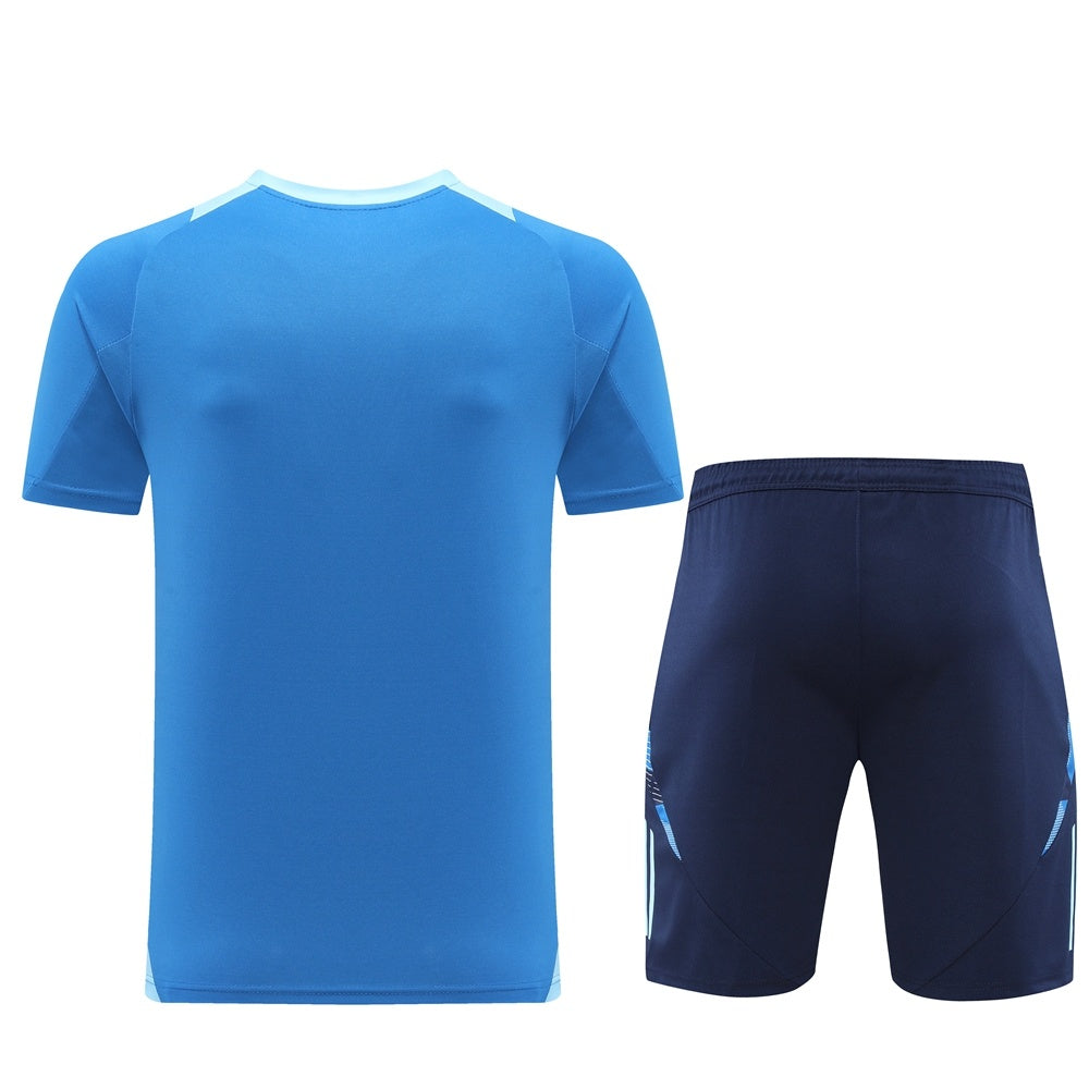 Completo con pantaloncini bicolor azzurro