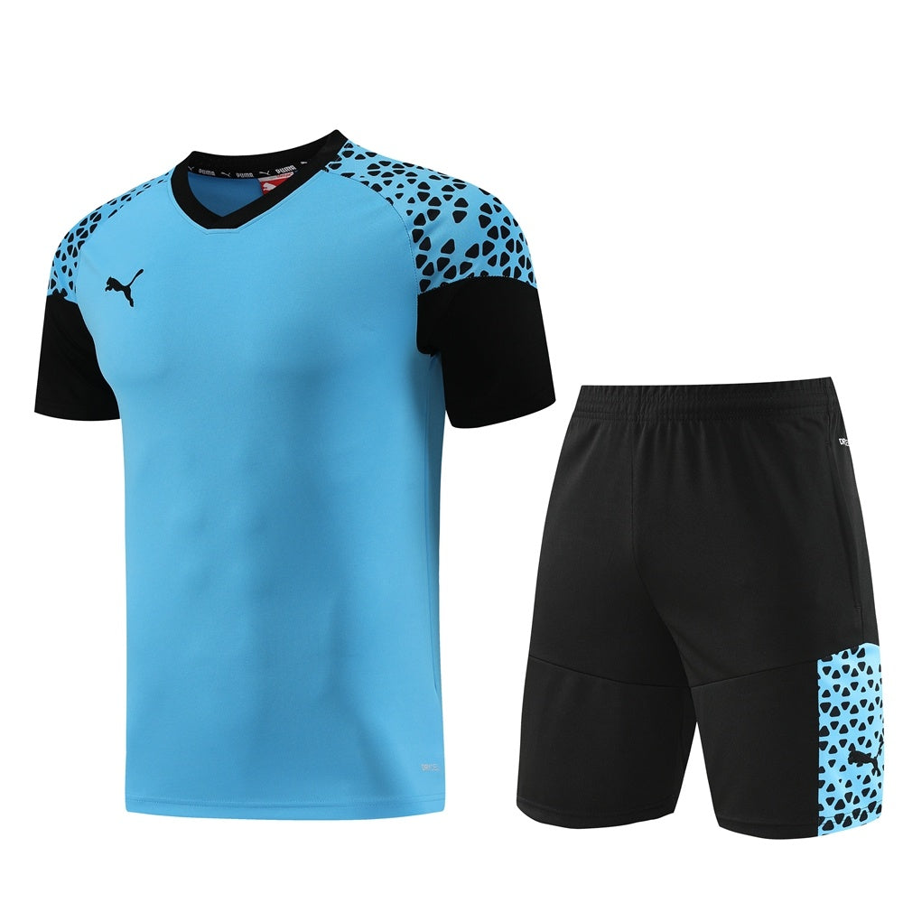 Completo con pantaloncini dettagli fantasy azzurro