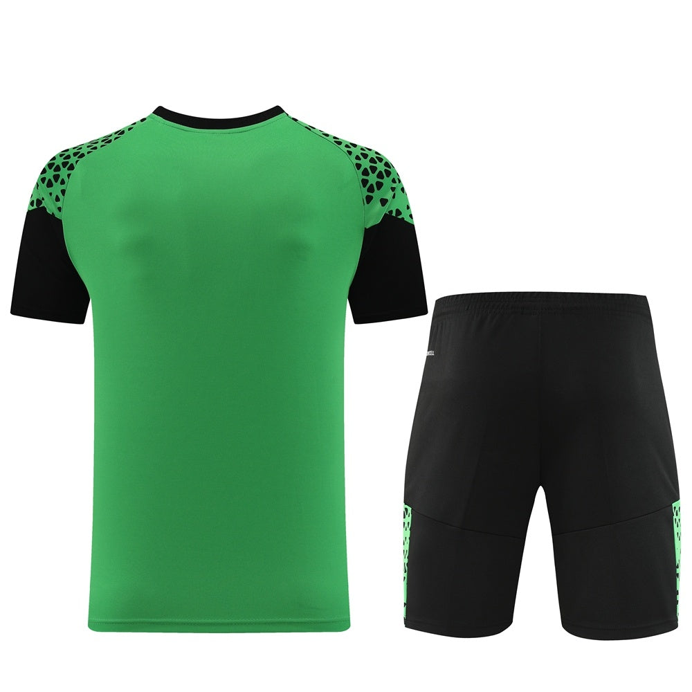 Completo con pantaloncini dettagli fantasy verde