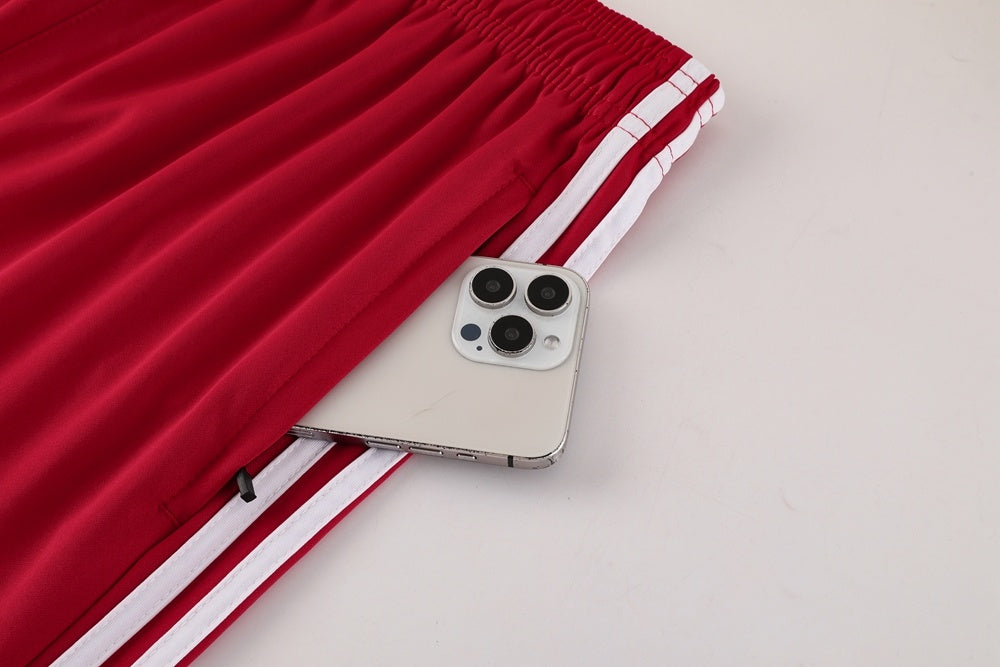 Completo con pantaloncini doppia riga rosso