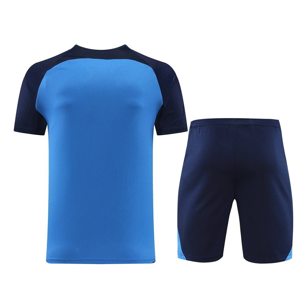 Completo con pantaloncini bicolor azzurro e blu