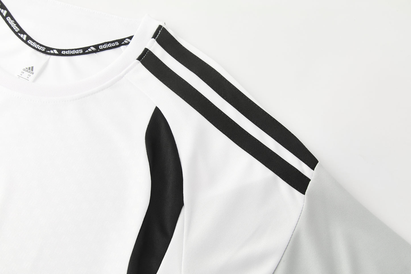 Completo con pantaloncini maniche color bianco