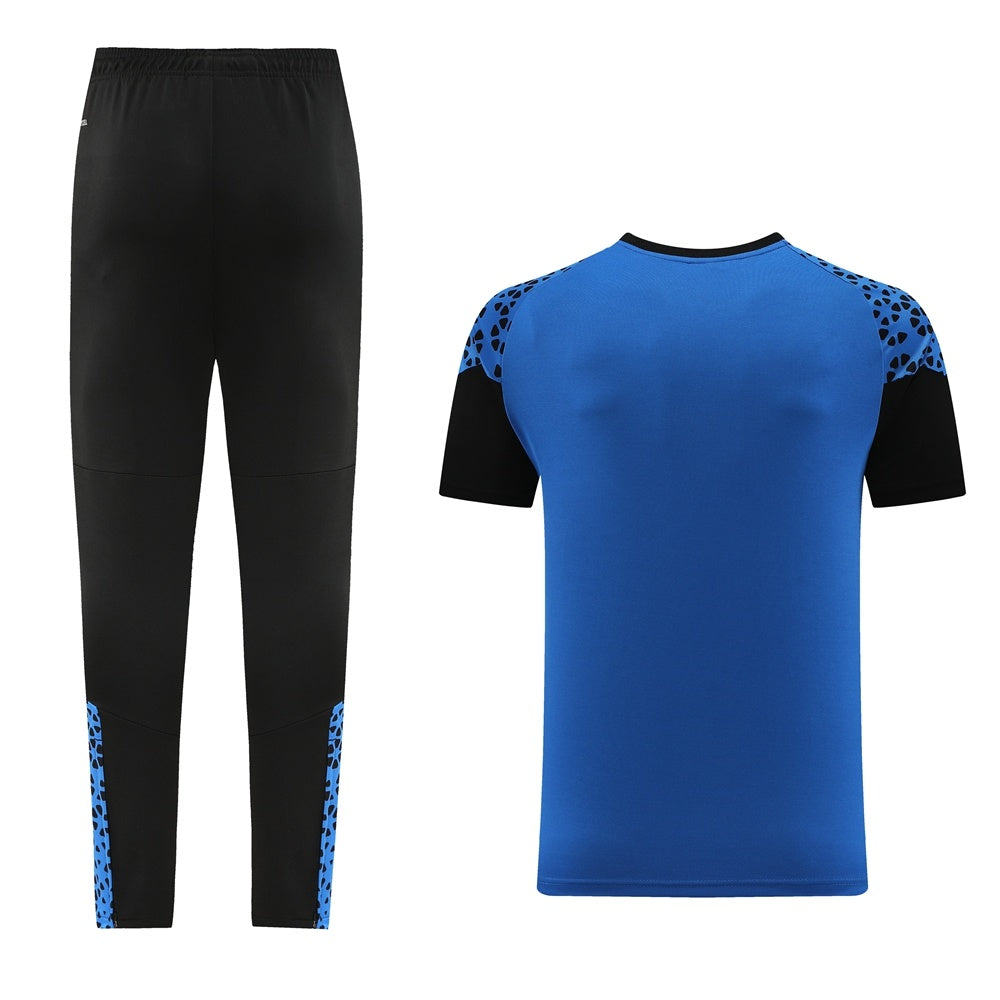 Completo con pantaloni lunghi dettagli fantasy blu